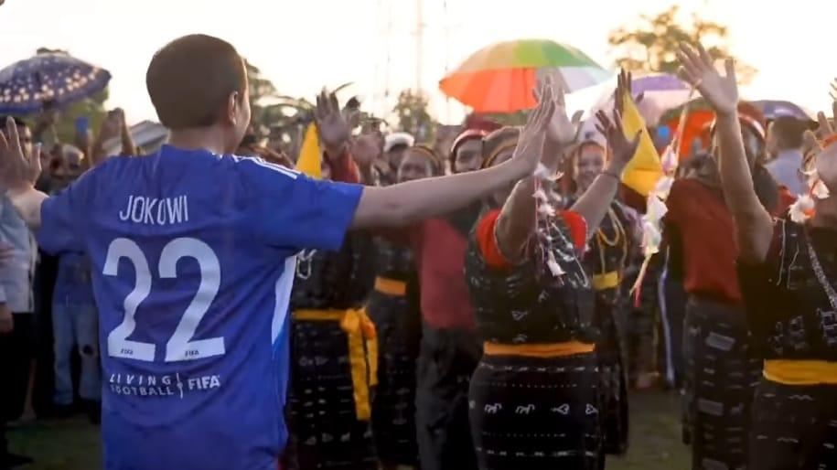 Presiden Jokowi Pakai Jersey Nomor Punggung 22, Begini Tebakan Netizen