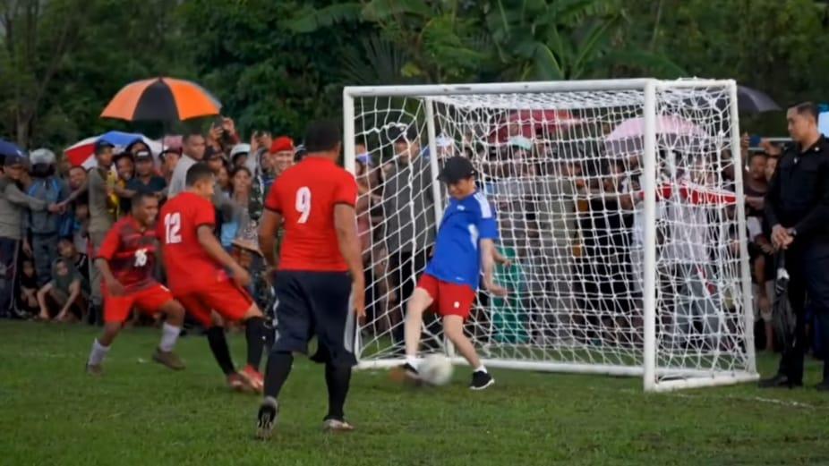 Main Bola Bareng Warga NTT, Jokowi jadi Kiper Kebobolan 1 Gol