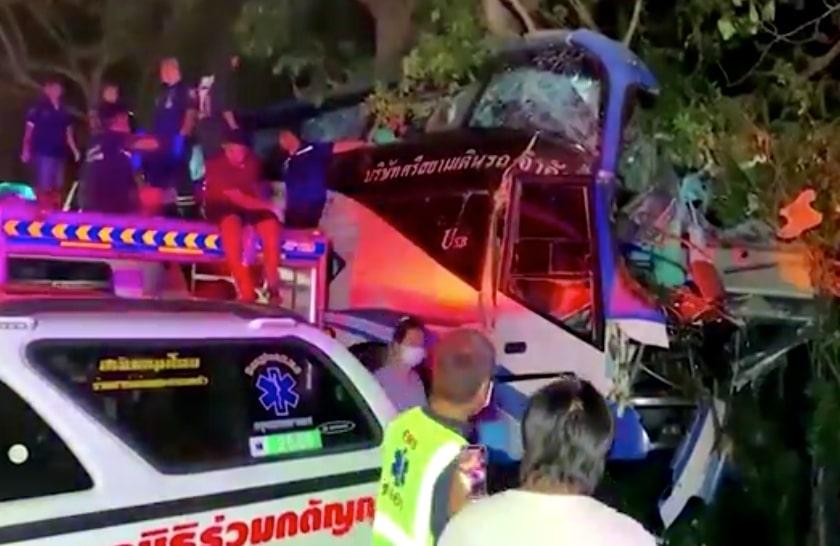 Ngeri! Bus Terbelah Dua Usai Hantam Pohon di Thailand hingga Tewaskan 14 Penumpang