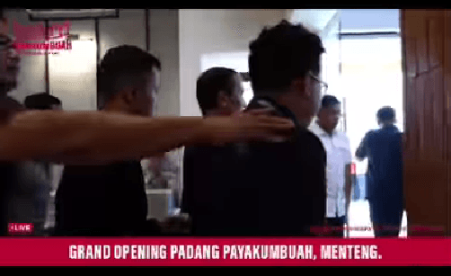 Paspampres 'Pijet' Warga saat Jokowi Resmikan Padang Payakumbuh di Menteng