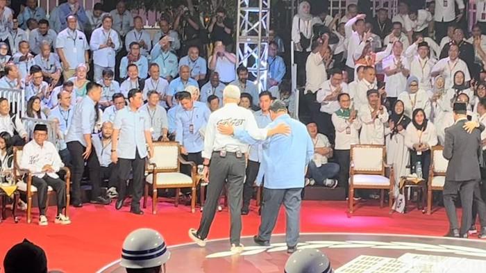 Prabowo dan Ganjar Tos-Rangkulan jelang Rehat Segmen 3 Debat Capres 2024