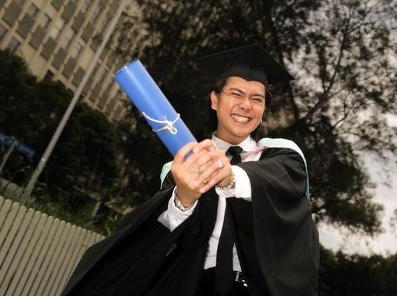 Lulus Kuliah dari Monash University, Iqbaal Pamer Momen Wisudanya