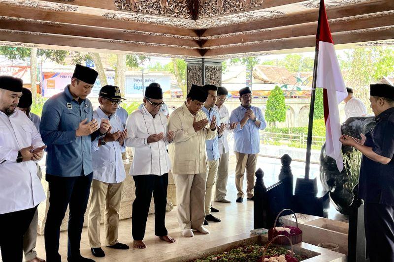 Prabowo Ziarah ke Makam Bung Karno, Ditemani AHY hingga Didi Mahardika