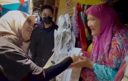 Atikoh Dapat Pantun dari Pedagang di Madiun: Ada Ganjar, Ngapain Cari yang Lain