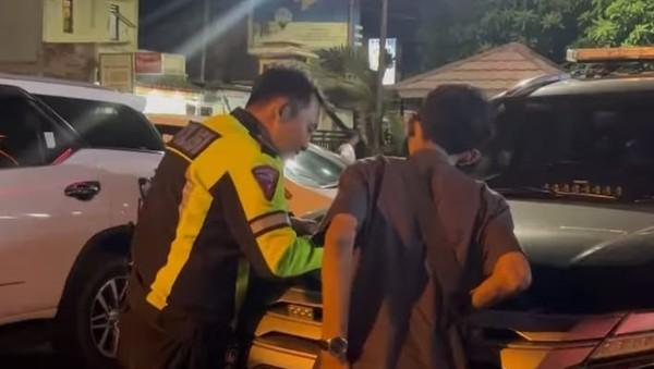 Polisi Copot Pelat Nomor hingga Sirine Mobil Caleg DPR di Tangerang