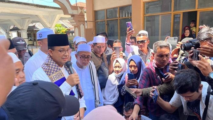 Seloroh Anies Baswedan soal Belajar Nggak Instan di Depan Para Santri