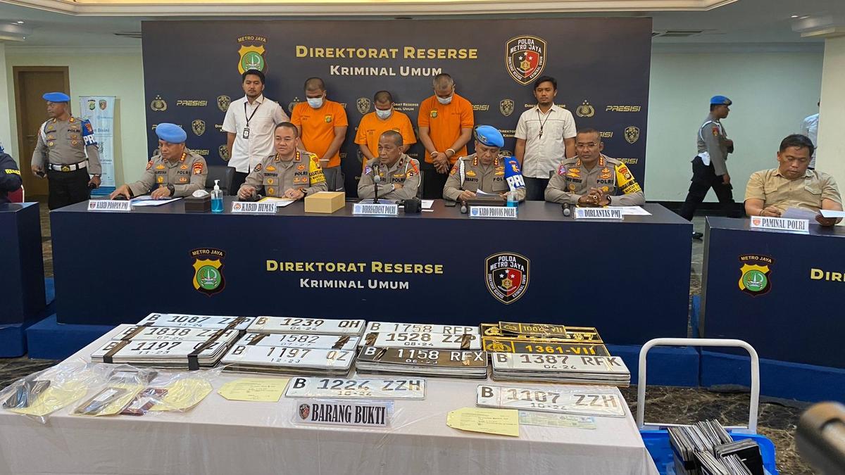 Polisi Ciduk Sindikat Penjual SNTK dan Pelat Nomor Palsu