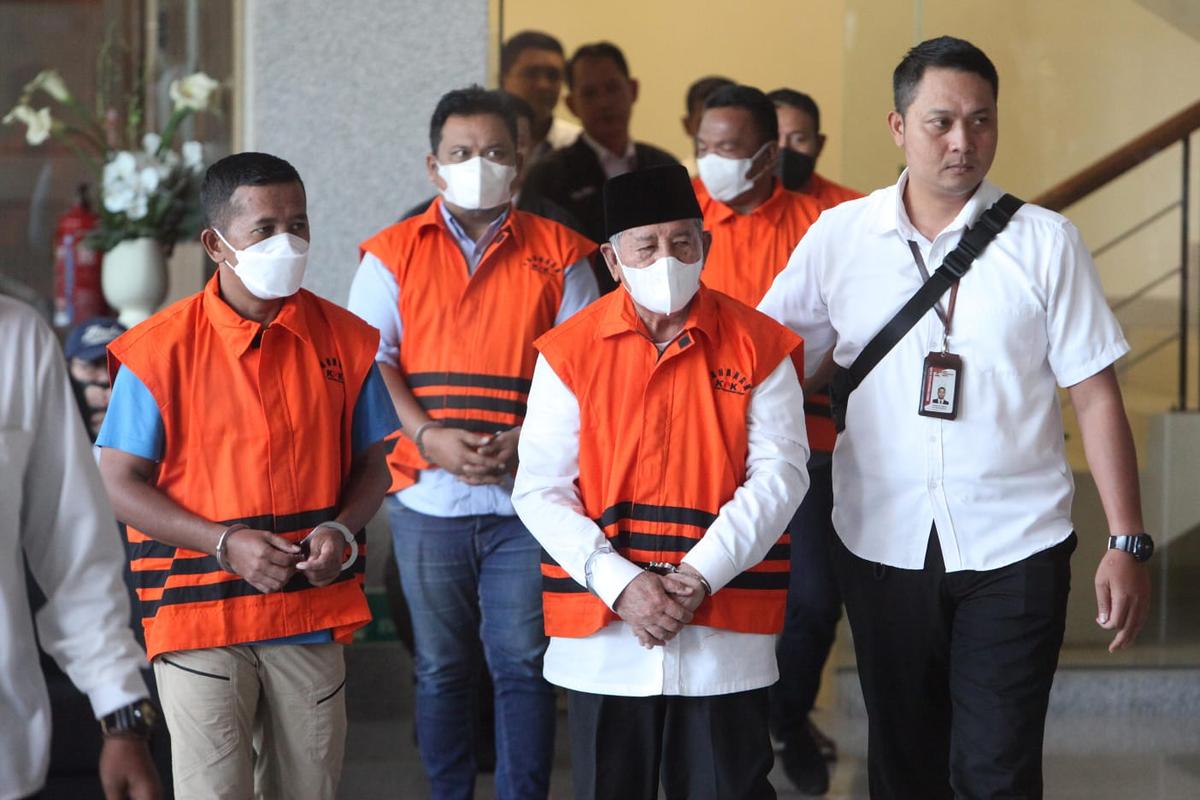 KPK Tahan Gubernur Malut