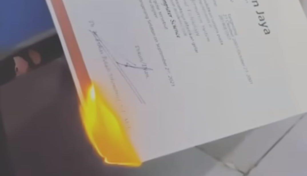 Viral! Cuma gegara Helm, Perempuan Bakar Ijazah Mantan Pacar