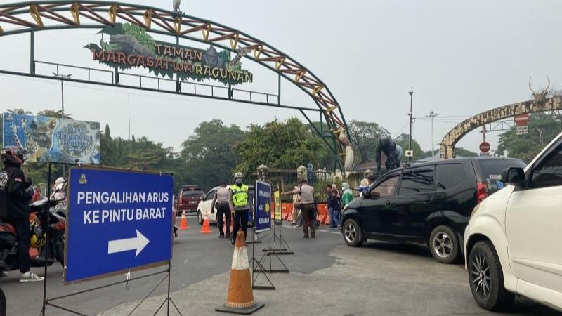 Arus Lalin Taman Margasatwa Ragunan Macet saat Libur Natal 2023