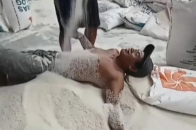 Viral! Video Pria Guling-gulingan di Tumpukan Beras, Bulog Segera Tindak Tegas