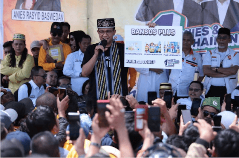Anies Bawa Alat Peraga saat Sosialisasikan Program