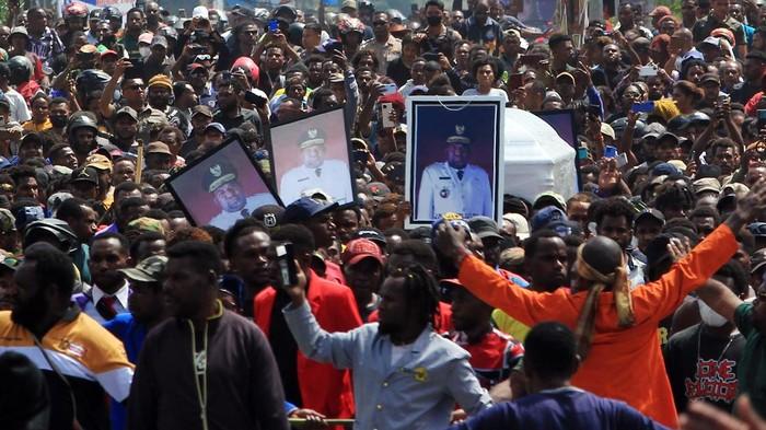 Gegara Ricuh 3 Kali, Jenazah Lukas Enembe Belum Juga Tiba di Rumah Duka