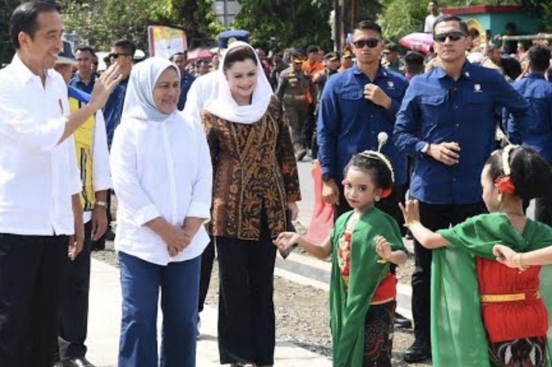 Hari Kedua di Jateng, Jokowi Tanam Padi hingga Resmikan Jembatan