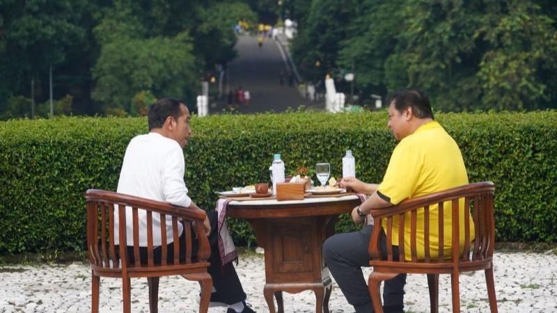 Pagi-pagi Jokowi dan Airlangga Susuri Kebun Raya Bogor, Ngobrolin Apa Ya?
