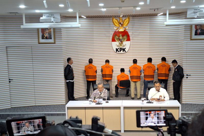 KPK Perpanjang Penahanan Bupati Maluku Utara Abdul Ghani Kasuba