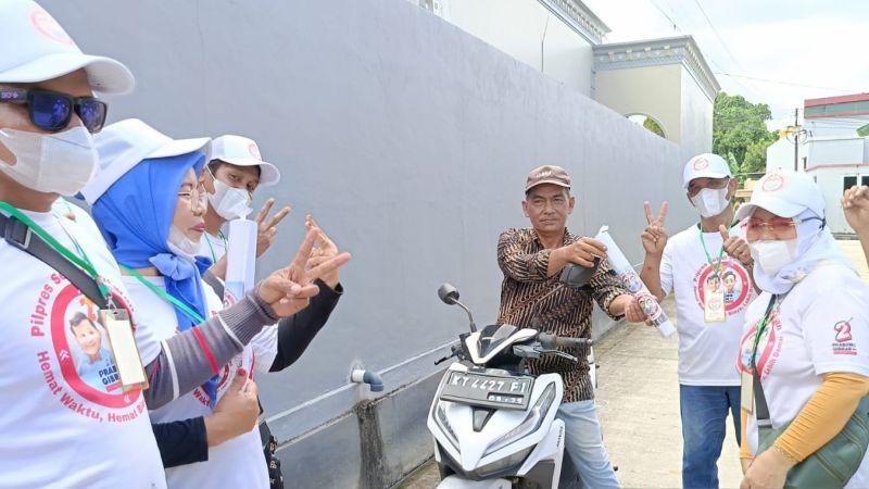 Relawan GSP Bagiin Susu dan Merchandise ke Warga Samarinda