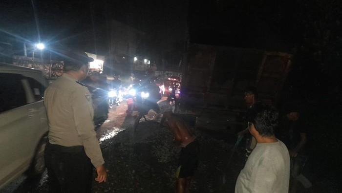 Jalan Raya Parung Macet Panjang gegara Truk Batu Terguling