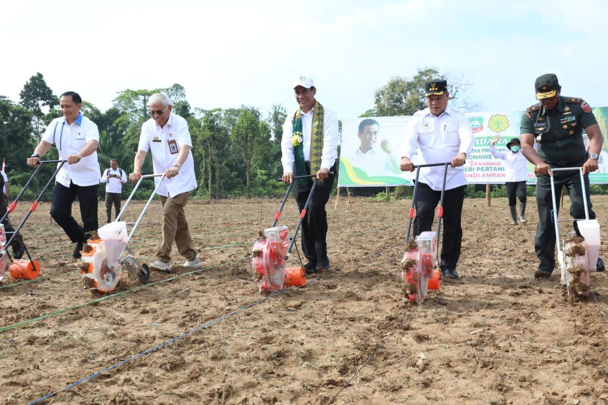 Mentan Amran Ajak Petani-Penyuluh Konawe Utara Wujudkan Indonesia Lumbung Pangan Dunia
