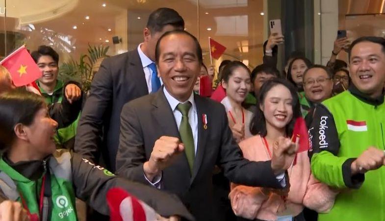 Jokowi Joget Bareng WNI dan Ojol di Vietnam