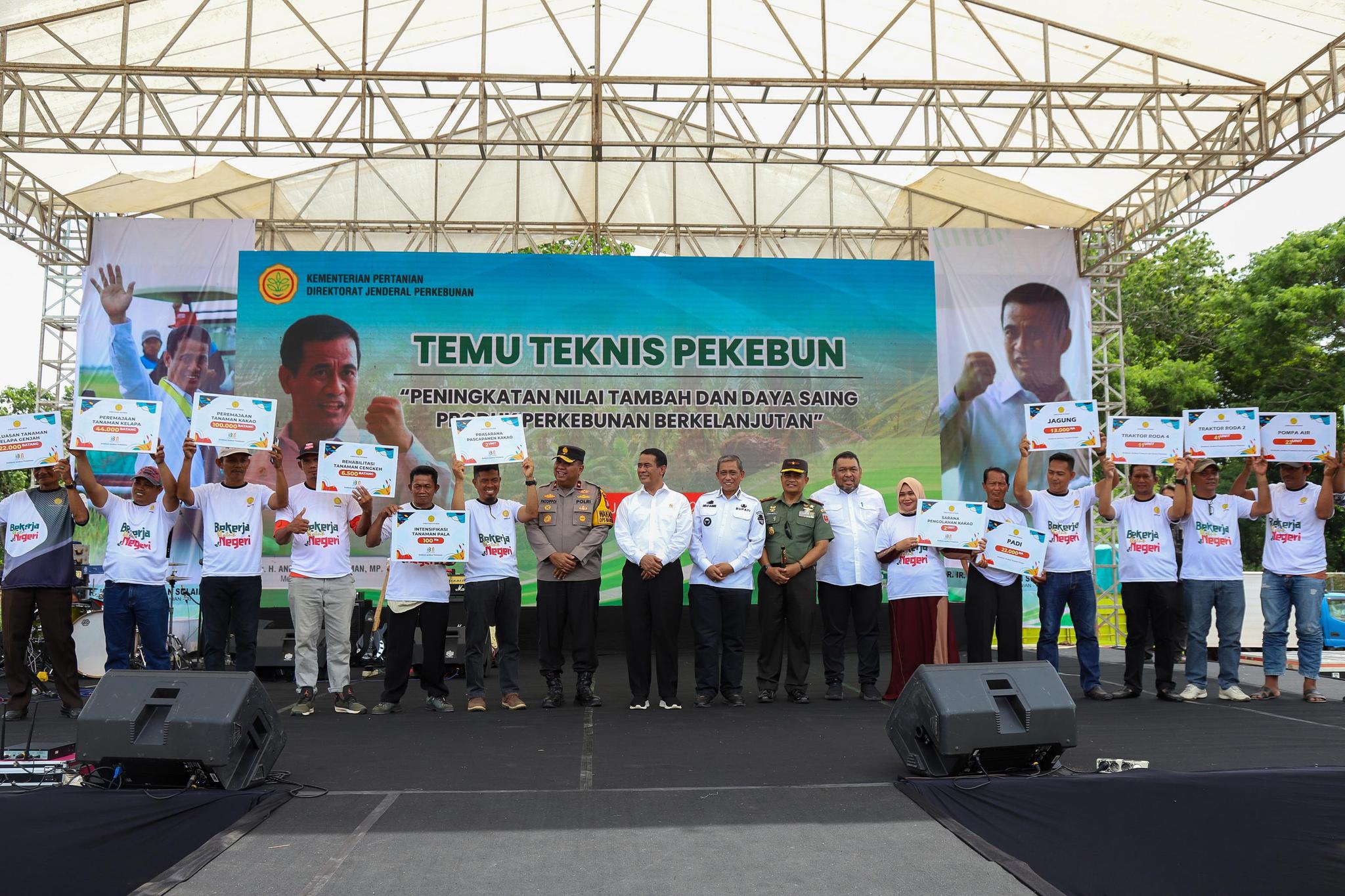 Sasar Pertanian Berkelanjutan, Mentan Amran Serahkan Bantuan di Kabupaten Wajo