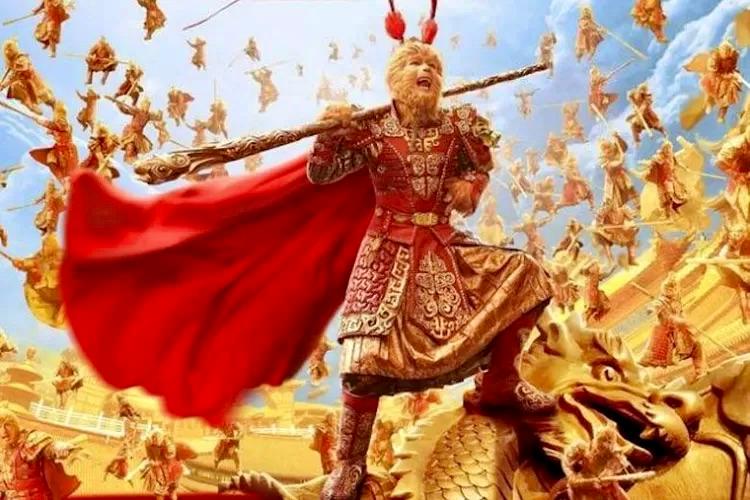 Viral! Atraksi Turis Beri Makan Sun Go Kong Hidup di Gunung