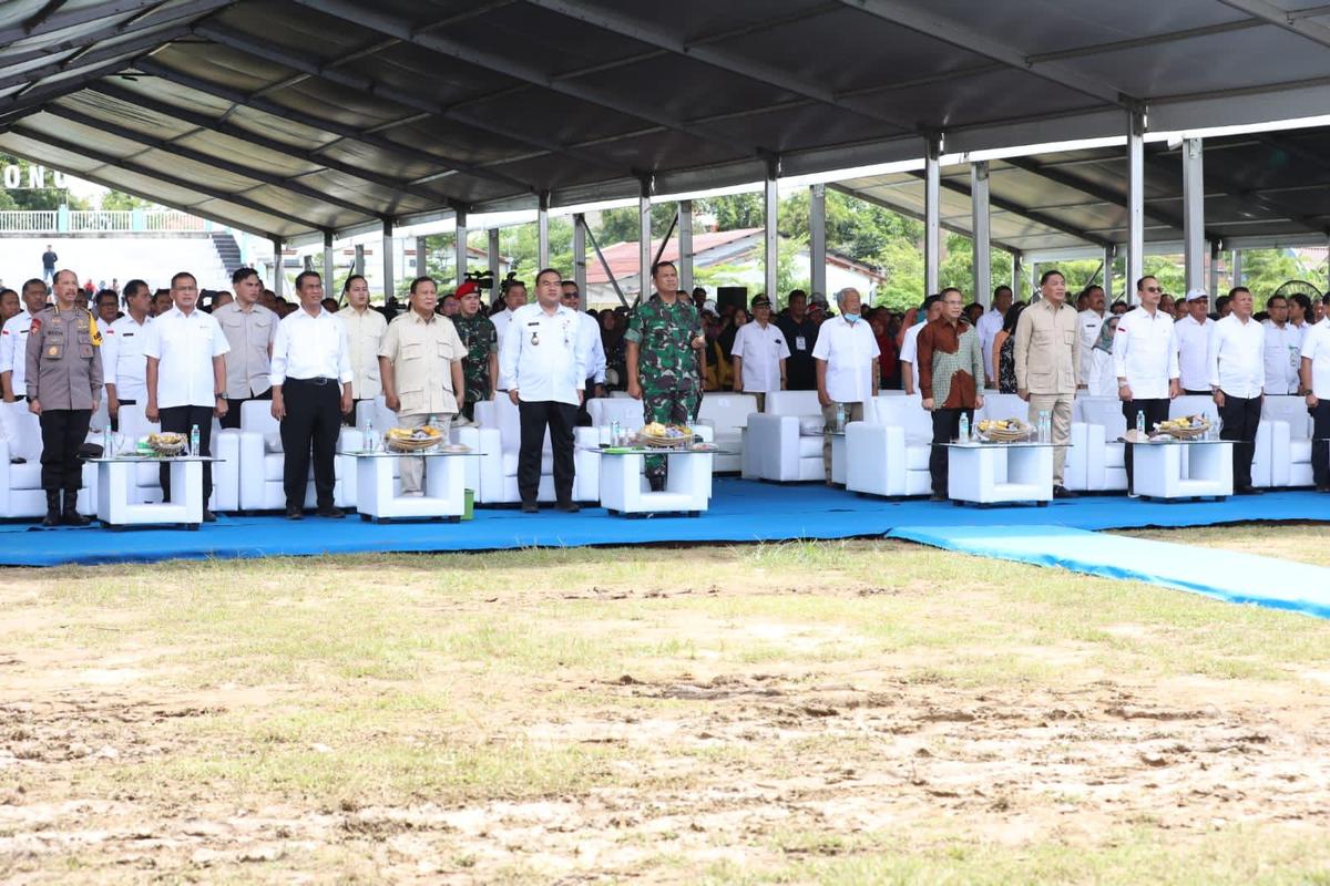 Mentan Amran dan Prabowo Berada di Tengah-tengah 35 Ribu Petani Blora