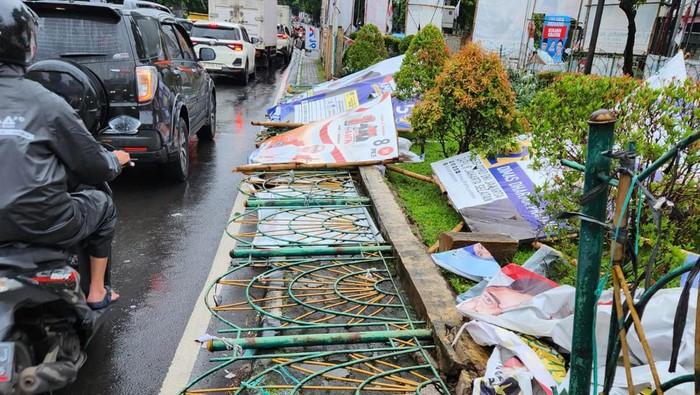 Brukk! Tak Kuat Tahan Beban APK Caleg, Pagar Besi Taman Ampera Jaksel Roboh