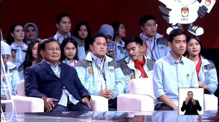 Khofifah hingga Erick Thohir Duduk Berderet di Belakang Prabowo-Gibran