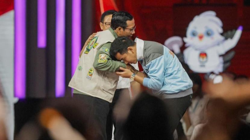 TKN Pasang Badan, Gibran Sudah Minta Maaf dan Langsung Cium Tangan