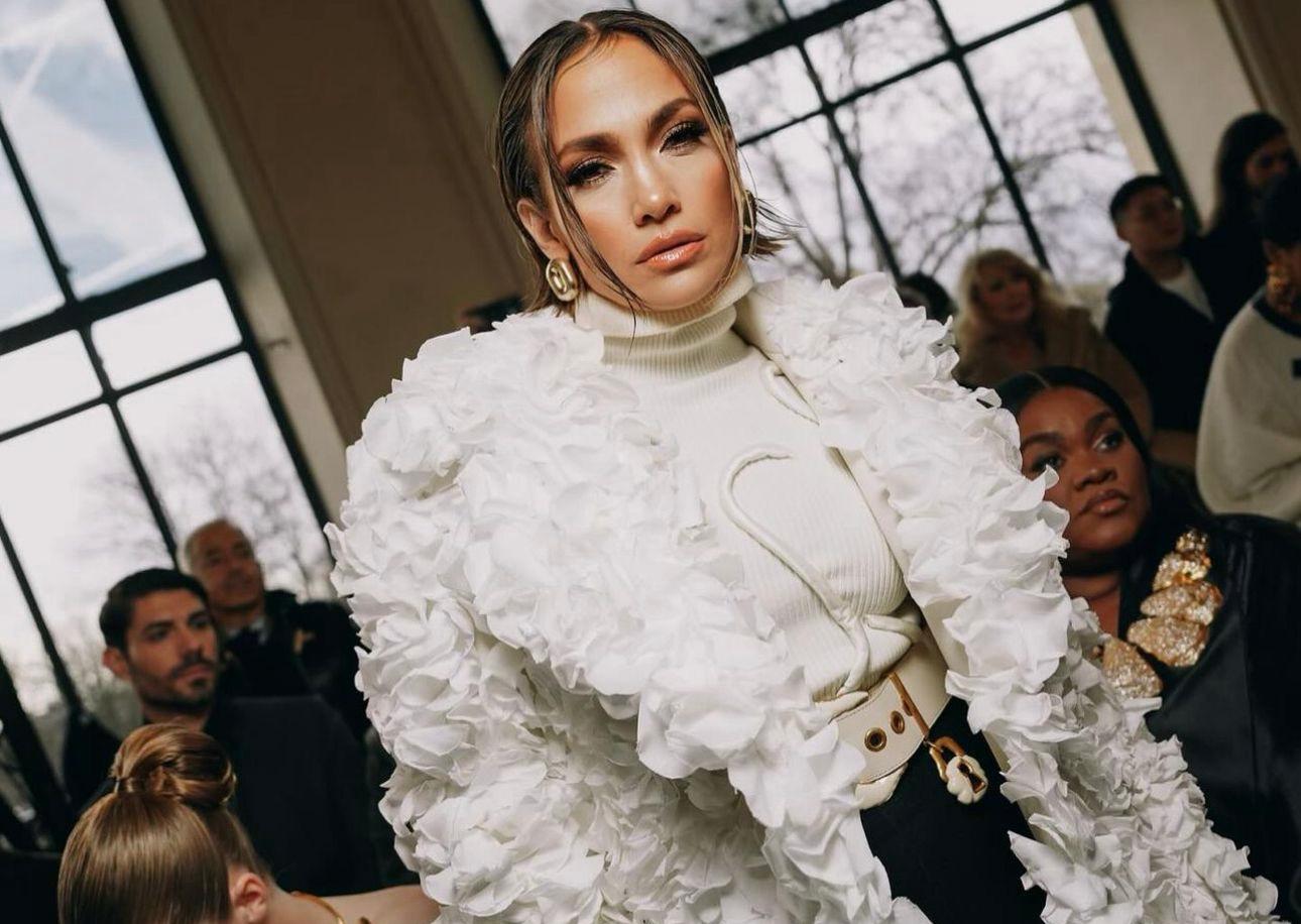 Begini Penampakan Jennifer Lopez dengan Mantel dari 7000 Kelopak Mawar Asli