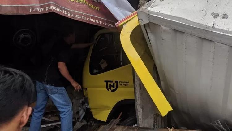 Sopir Truk Boks Tabrakan Beruntun di Cisarua Diperiksa Polisi