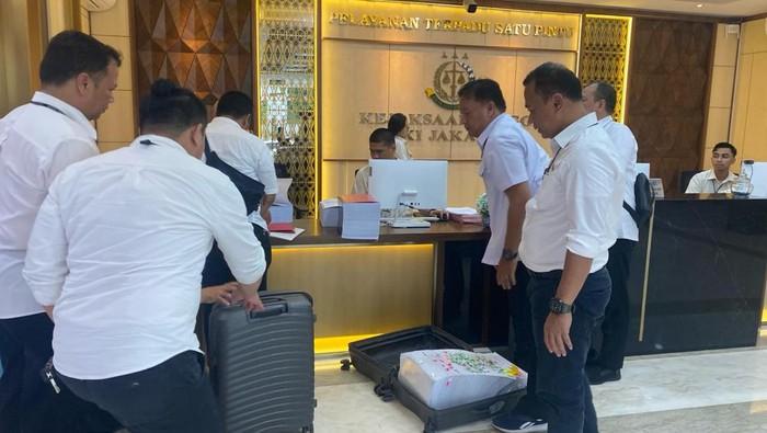 Ribuan Halaman Berkas Perkara Dugaan Pemerasan Firli Bahuri Dikirim Lagi ke Kejati DKI