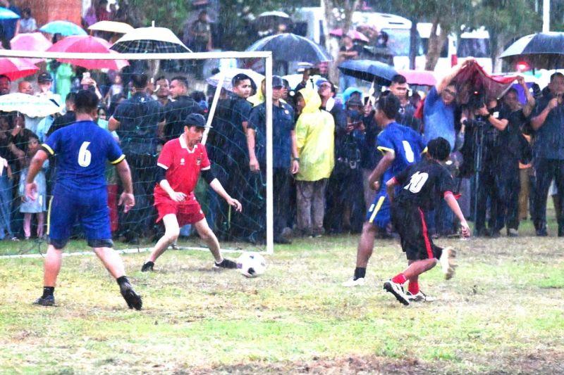 Beri Semangat Timnas di Piala Asia, Jokowi Main Bola Bareng Remaja di Sleman