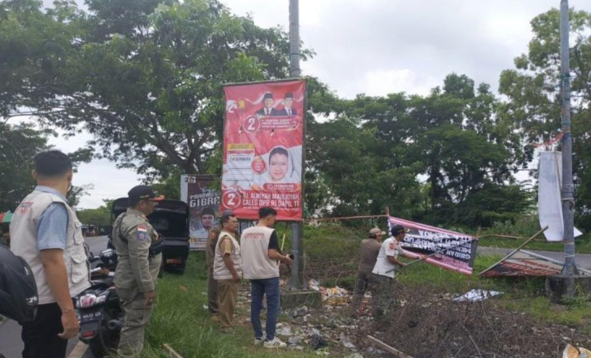Bawaslu Bangkalan Turunkan Puluhan Baliho Provokatif Arah Jembatan Suramadu