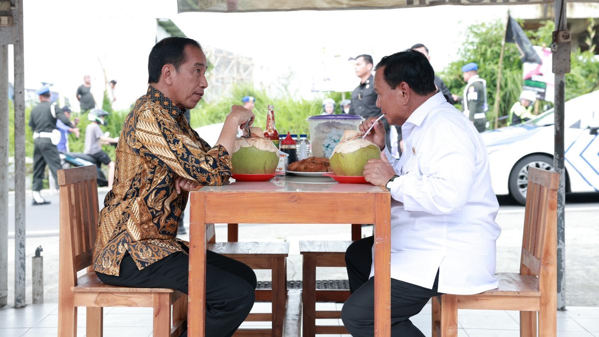 Jokowi dan Prabowo 'Ngebakso' di Magelang, Ngobrolin Apa Ya?