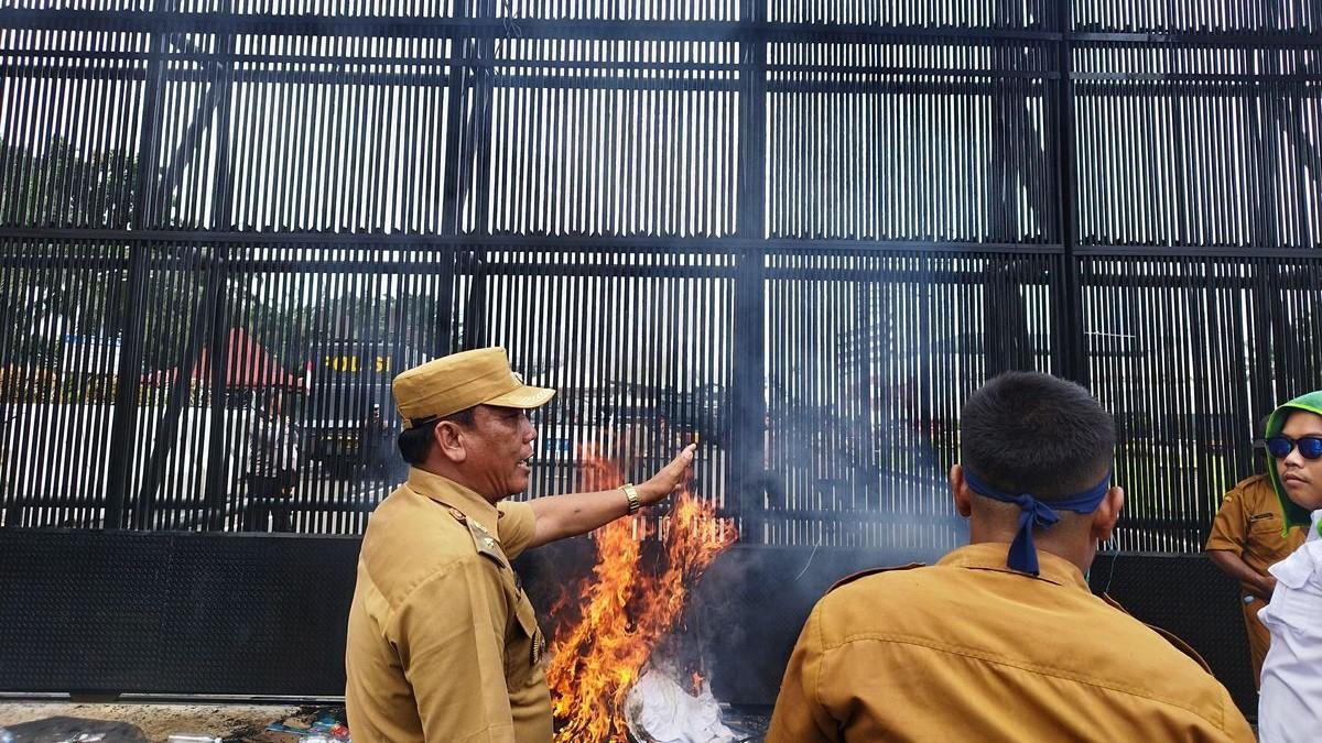 Aksi Unras Apdesi Ricuh, Massa Bakar Spanduk hingga Lempar Batu Gedung DPR
