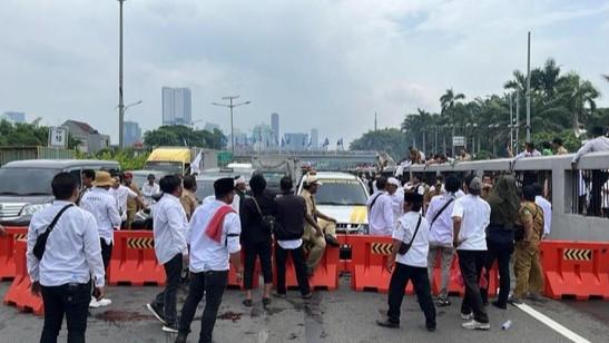 Demo di Gedung DPR, Massa Apdesi Masuk dan Blokade Tol Dalam Kota