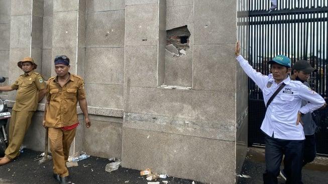 Polisi Selidiki Aksi Oknum Demonstran Palu Tembok Pagar Gedung DPR RI