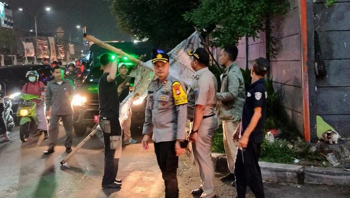 Dinilai Ganggu dan Membahayakan Masyarakat, Petugas Gabungan Jakbar Tertibkan Ratusan APK