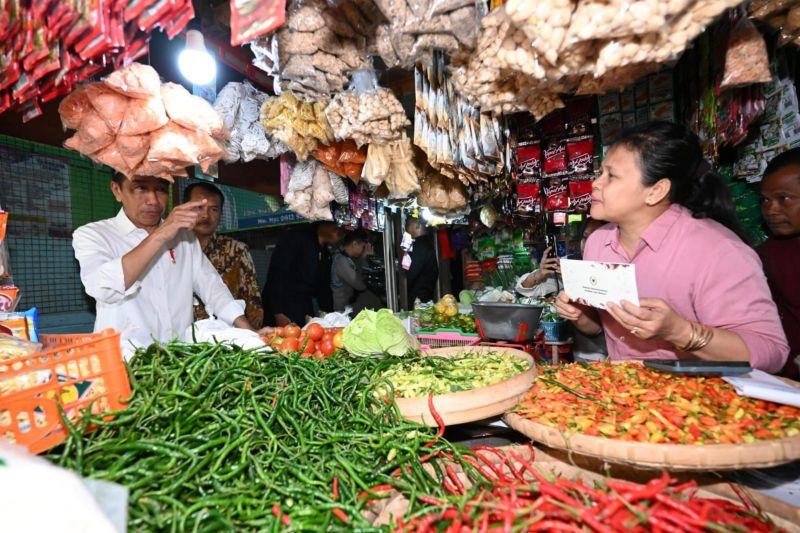 Jokowi Kepoin Stok dan Harga Cabai hingga Beras di Pasar Wonogiri