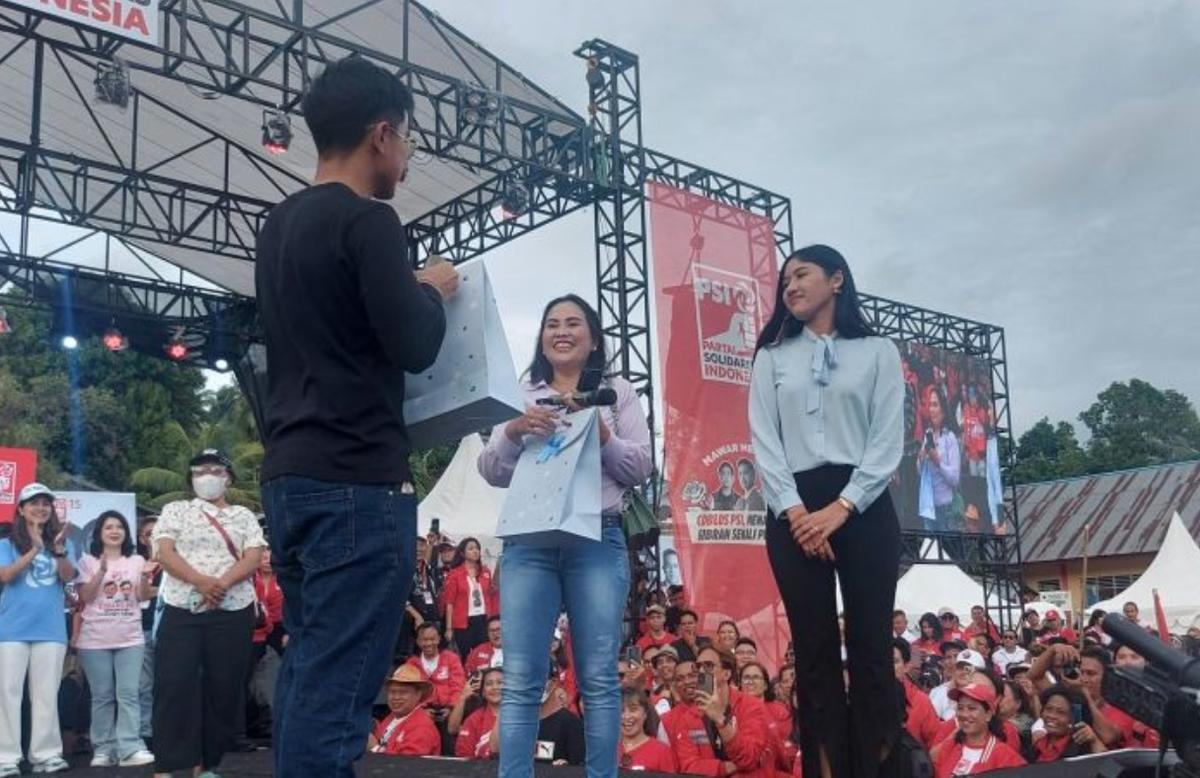 Gaya Kampanye Kaesang di Manado: Cari dan Ganti HP Paling Retak Milik Warga