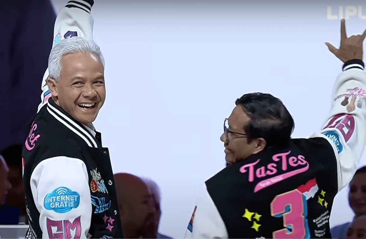 Ganjar-Mahfud Sambut Debat ke 5 Gunakan Jaket 'Sat Set-Tas Tes'