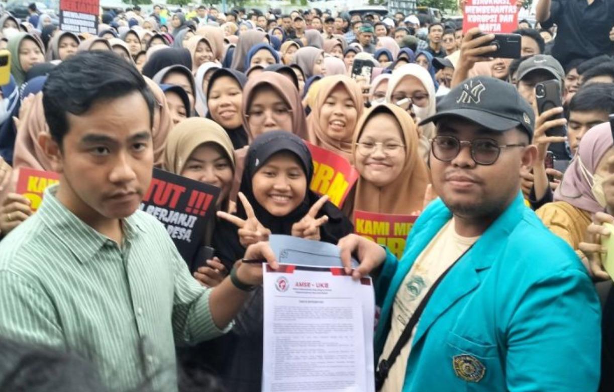 Gibran Digeruduk Ratusan Mahasiswa di Depan Balai Kota Surakarta