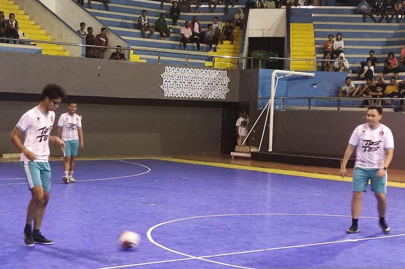 Alam Ganjar Ngobrol dan Main Futsal Bareng Komunitas Teman Tuli di Kupang