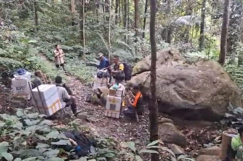 4 Polisi Jalan Kaki Kawal Distribusi Logistik ke Pelosok Banggai Sulteng