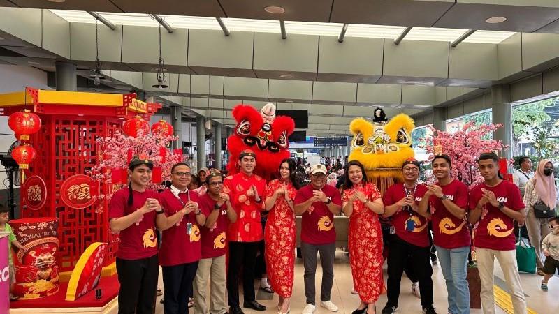 2 Barongsai Meriahkan Perayaan Imlek di Stasiun Pasar Senen