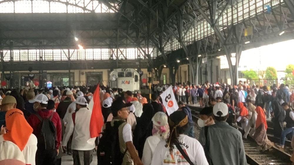 Peserta Kumpul Akbar AMIN Menyemut di Stasiun Tanjung Priok
