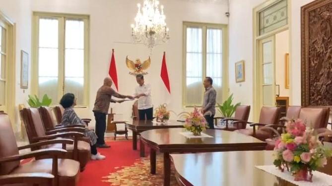 Jokowi Terima Surat Undangan Mencoblos di TPS 10 Gambir