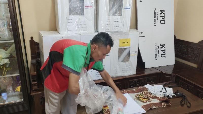 Intip Kisah Disabilitas Berkesempatan jadi Ketua KPPS Pemilu 2024